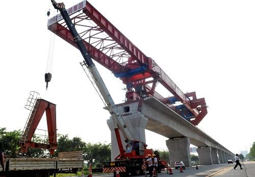 10月3日,海南東環(huán)鐵路的建設(shè)者正在緊張工作。 當日是中秋節(jié),海南省東環(huán)鐵路工地上的工人們堅守在自己的崗位上。據(jù)介紹,東環(huán)鐵路的主體工程將在今年年底完工,預(yù)計明年年底建成通車。東環(huán)鐵路北起??谡?,沿途經(jīng)過??谑?、文昌市、瓊海市、萬寧市、陵水黎族自治縣最后到達終點三亞市,線路全長308公里。 新華社記者 郭程 攝