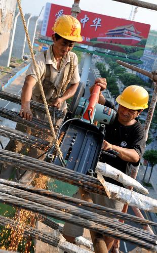 10月3日,海南東環(huán)鐵路的建設(shè)者們正在緊張工作。新華社記者 郭程 攝