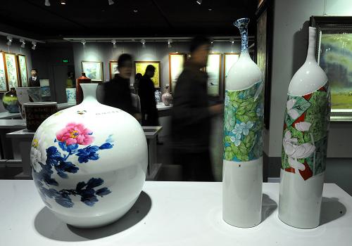 11月30日,觀眾在景德鎮(zhèn)陶瓷成就成果展上欣賞陶瓷精品。 當(dāng)日,為期11天的“輝煌60年——景德鎮(zhèn)陶瓷成就成果展”在北京國(guó)家大劇院開幕,展出1000余件精美陶瓷展品,陶瓷工藝大師在現(xiàn)場(chǎng)表演精湛的工藝手法,并與觀眾進(jìn)行交流,全方位展示新中國(guó)成立60年來江西省景德鎮(zhèn)市在藝術(shù)陶瓷、日用陶瓷、高科技陶瓷和創(chuàng)意陶瓷等方面的成就成果。 新華社記者羅曉光攝