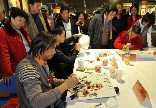 11月30日,工藝美術(shù)師在現(xiàn)場(chǎng)繪制作品。新華社記者羅曉光攝