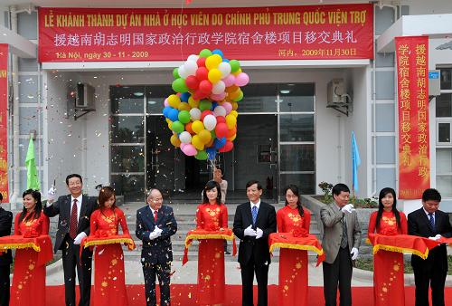 11月30日,在越南首都河內 ,中國商務部部長助理魯建華(右五)與越南胡志明國家政治行政學院院長黎友義(左四)為該學院宿舍樓交付使用剪彩。新華社記者李勍攝