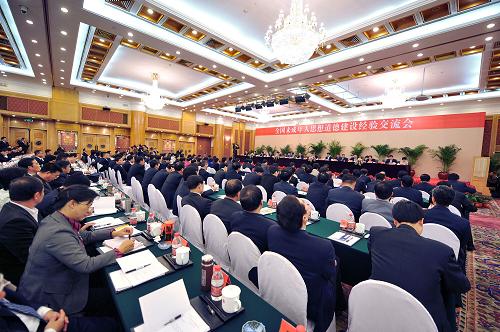 11月29日至30日,全國(guó)未成年人思想道德建設(shè)經(jīng)驗(yàn)交流會(huì)在長(zhǎng)沙召開(kāi)。中共中央政治局常委、中央文明委主任李長(zhǎng)春出席會(huì)議并發(fā)表講話(huà)。這是11月29日拍攝的交流會(huì)會(huì)場(chǎng)。 新華社記者龍弘濤攝