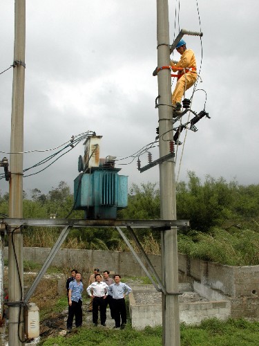 3月28日,賓陽縣電力部門技術(shù)人員剪斷小造紙廠的供電線路。 當(dāng)日,賓陽縣政府強(qiáng)制關(guān)閉了72家“死灰復(fù)燃”的小造紙企業(yè),將相關(guān)企業(yè)的高壓供電線路全部切斷。 記者從賓陽縣環(huán)保局獲悉,以前,賓陽縣有造紙企業(yè)118家,其中大部分是“小造紙”。2007年11月30日,賓陽縣政府決定對縣內(nèi)年產(chǎn)1萬噸以下、以廢紙為原料的101家造紙企業(yè)實(shí)施停產(chǎn)整頓,之后有29家企業(yè)自行拆除了生產(chǎn)設(shè)備,但有72家企業(yè)無動(dòng)于衷,縣政府分別于2007年12月和2008年1月兩次對這些企業(yè)實(shí)施了切斷生產(chǎn)用電措施。但近日,又發(fā)現(xiàn)這些造紙企業(yè)擅自恢復(fù)生產(chǎn),于是賓陽縣政府果斷采取措施強(qiáng)制關(guān)閉這些企業(yè)。新華社記者 覃廣華 攝