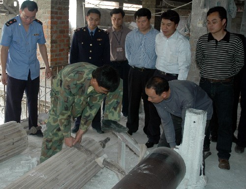 3月28日,賓陽縣一家小造紙企業(yè)在相關(guān)部門工作人員監(jiān)督下拆除造紙?jiān)O(shè)備。新華社記者 覃廣華 攝