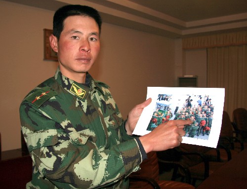 “照片”中豎抱系有黃繩喇嘛服的人,現(xiàn)在是武警西藏總隊拉薩支隊五大隊27中隊副指導(dǎo)員劉鵬勃。當(dāng)時,他是武警西藏總隊第二支隊四中隊班長、一級士官。4月3日,劉鵬勃說,他看到被篡改內(nèi)容的“照片”氣憤不已。新華社 錢檬 攝