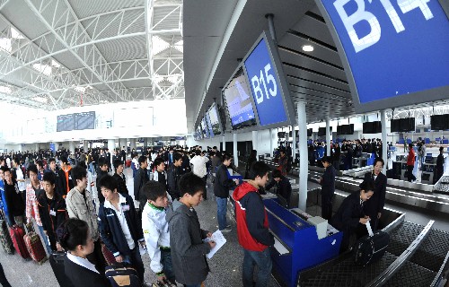 4月12日,“旅客”在排隊(duì)等候辦理登機(jī)手續(xù)。當(dāng)日,天津機(jī)場新航站樓舉行第二次綜合模擬演練。此次演練對10多個國內(nèi)、國際航班的航班信息傳遞、機(jī)位分配、行李傳送、旅客進(jìn)出港和安檢等22個項(xiàng)目的服務(wù)保障流程進(jìn)行了綜合模擬演練。天津機(jī)場新航站樓定于2008年4月28日零時正式啟用。屆時,中外航空公司的客運(yùn)航班將全部轉(zhuǎn)場到新航站樓運(yùn)行。新華社記者 劉海峰 攝