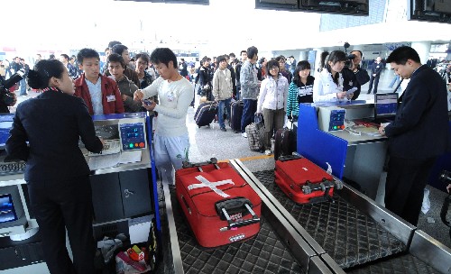 4月12日,新航站樓的工作人員為“旅客”辦理登機(jī)手續(xù)和行李托運(yùn)。新華社記者 劉海峰 攝