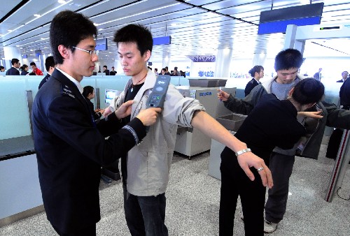 4月12日,新航站樓的安檢人員在為“旅客”進(jìn)行安檢。新華社記者 劉海峰 攝