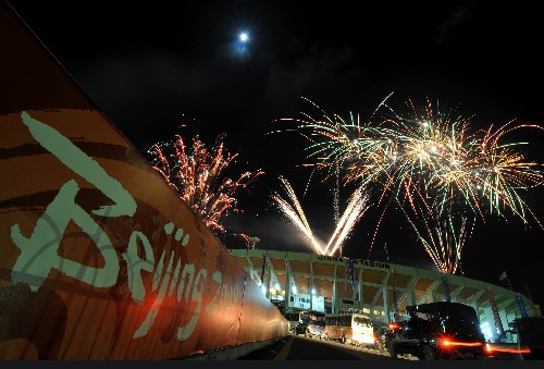 4月16日,北京奧運(yùn)會圣火在巴基斯坦伊斯蘭堡的傳遞活動結(jié)束。這是北京奧運(yùn)會圣火境外傳遞的第十站。圖為真納體育場上空燃放的煙花。新華社記者 呂小煒 攝