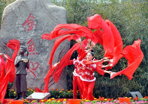 4月18日,北京崇文區(qū)金魚池社區(qū)居民在表演節(jié)目。當日,曾因話劇《龍須溝》所描寫的地方而出名的北京崇文區(qū)金魚池社區(qū)舉辦第五屆社區(qū)節(jié)。本屆社區(qū)節(jié)以“唱北京奧運,展天壇文化,譜和諧新曲”為主題,開展了一系列緊扣奧運主題的活動。新華社記者 羅曉光 攝