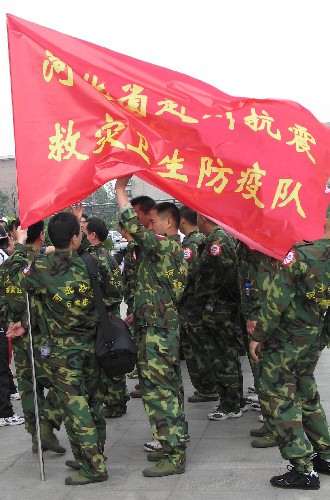 5月19日,河北省再次派出三支衛(wèi)生防疫隊(duì),共43人,分別來(lái)自石家莊、邯鄲和廊坊,攜帶食品、帳篷等生活物資,飛赴四川地震災(zāi)區(qū),開(kāi)展衛(wèi)生防疫工作。新華社記者 曲瀾娟 攝
