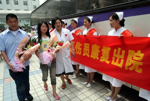 6月11日,山東省立醫(yī)院醫(yī)護(hù)人員為康復(fù)出院的災(zāi)區(qū)傷員送行。當(dāng)日,在濟(jì)南山東省立醫(yī)院住院治療的7名四川災(zāi)區(qū)傷員康復(fù)出院返回家鄉(xiāng)重建家園。截至當(dāng)日,從災(zāi)區(qū)轉(zhuǎn)入山東18家醫(yī)院接受治療的397名傷員中已有40人康復(fù)出院。新華社發(fā)(呂傳泉 攝)