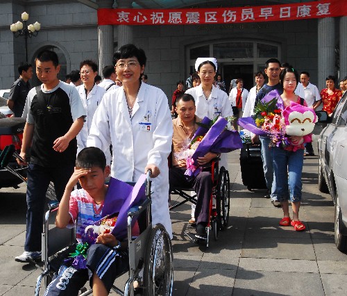 6月11日,煙臺市毓璜頂醫(yī)院愛心病房的醫(yī)護人員送康復的傷員出院。當日上午,9名經過治療康復出院的四川地震傷員在煙臺機場乘坐飛機返回成都。這9名地震傷員于5月23日抵達煙臺,經過治療康復出院返鄉(xiāng)。新華社發(fā)(申吉忠 攝)