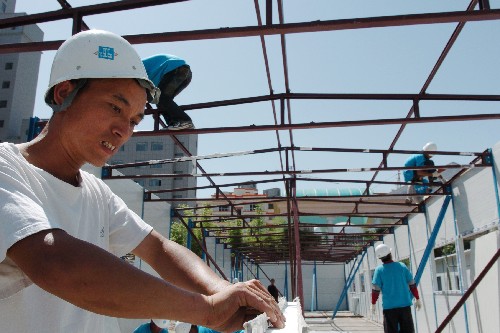 6月17日,一名來(lái)自北京的援建人員正在安裝活動(dòng)板房。“5·12”汶川大地震發(fā)生后,甘肅省隴南市受災(zāi)嚴(yán)重。甘肅省計(jì)劃建設(shè)4.5萬(wàn)套活動(dòng)板房,作為隴南市過(guò)渡安置房,幫助災(zāi)區(qū)群眾渡過(guò)難關(guān)。目前,共有來(lái)自北京、上海、天津三市的823名援建人員幫助甘肅災(zāi)區(qū)的群眾安裝活動(dòng)板房。新華社記者 王志恒 攝