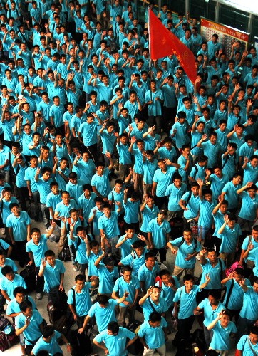 7月11日,來(lái)自山東科技職業(yè)學(xué)院的北京奧運(yùn)會(huì)安保志愿者在濰坊整裝待發(fā),準(zhǔn)備奔赴北京。山東科技職業(yè)學(xué)院的3000名學(xué)生將在奧運(yùn)會(huì)和殘奧會(huì)期間擔(dān)任安保志愿者,經(jīng)過一個(gè)月的突擊集訓(xùn),他們完成了奧運(yùn)禮儀、奧運(yùn)安保知識(shí)等培訓(xùn),將分批赴京。新華社發(fā)