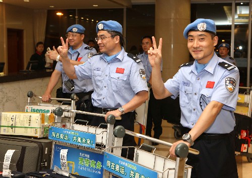 7月11日,公安部赴蘇丹維和警隊民警在北京首都國際機場托運行李。當(dāng)日,來自江蘇省公安廳的18名民警,在接受了維和行為準(zhǔn)則、急救知識、英語等37門課程的集訓(xùn),并順利通過聯(lián)合國組織的甄選考試,被派往聯(lián)合國蘇丹任務(wù)區(qū)執(zhí)行為期一年的維和任務(wù)。新華社記者 袁滿 攝