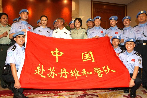 7月11日,公安部赴蘇丹維和警隊民警在北京首都國際機場合影。新華社記者 袁滿 攝