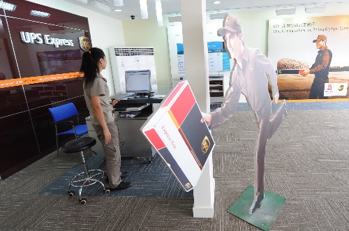 這是7月27日拍攝的北京奧運村國際區(qū)商業(yè)街快遞中心。新華社記者 趙鵬 攝
