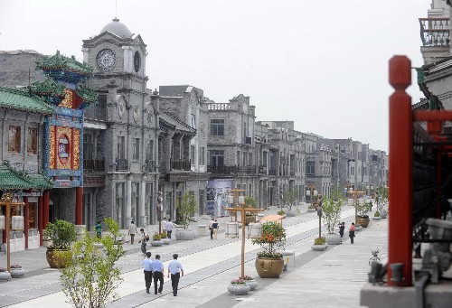 前門大街北起前門月亮灣,南至珠市口,全長840米,是北京地標(biāo)性街道,北京城的古老歷史在這里留下了深刻烙印。經(jīng)過一年多封閉修繕后,前門大街將在8月7日正式對外開放。經(jīng)過此次修繕,這里再現(xiàn)了老北京建筑文化、商賈文化、會(huì)館文化、市井文化集聚地的風(fēng)采,古都風(fēng)貌重?zé)ㄇ啻骸_@是北京前門大街局部(7月31日攝)。新華社記者 羅曉光 攝