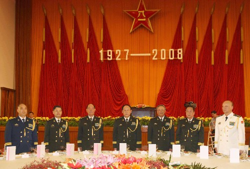 7月31日,中華人民共和國(guó)國(guó)防部在北京人民大會(huì)堂舉行盛大招待會(huì),熱烈慶祝中國(guó)人民解放軍建軍81周年。中央軍委委員、國(guó)務(wù)委員兼國(guó)防部長(zhǎng)梁光烈上將致祝酒辭。中央軍委委員、總參謀長(zhǎng)陳炳德上將,中央軍委委員、總政治部主任李繼耐上將,中央軍委委員、總后勤部部長(zhǎng)廖錫龍上將,中央軍委委員、第二炮兵司令員靖志遠(yuǎn)上將,中央軍委委員、海軍司令員吳勝利上將,中央軍委委員、空軍司令員許其亮上將出席招待會(huì)。新華社記者 王建民 攝