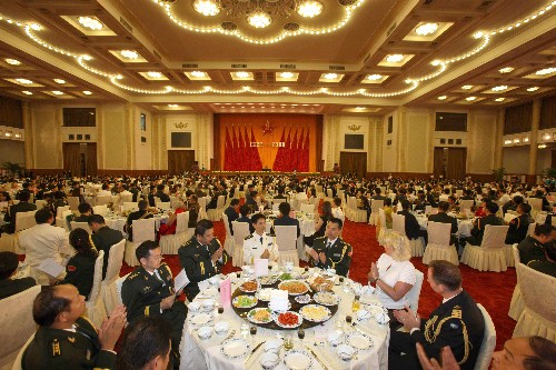 7月31日,中華人民共和國(guó)國(guó)防部在北京人民大會(huì)堂舉行盛大招待會(huì),熱烈慶祝中國(guó)人民解放軍建軍81周年。新華社記者 王建民 攝