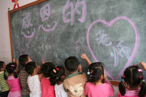 9月8日,陽光東方景苑幼兒園的小朋友在黑板上寫下對老師的祝福話語。新華社發(fā)(張晟浩 攝)