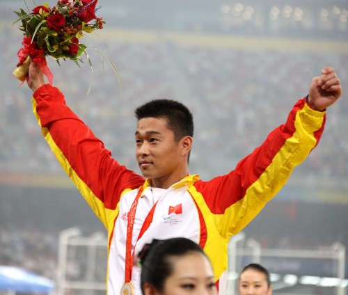 9月8日,中國(guó)選手郭偉在領(lǐng)獎(jiǎng)臺(tái)上向觀眾致意。新華社記者 張燕輝 攝