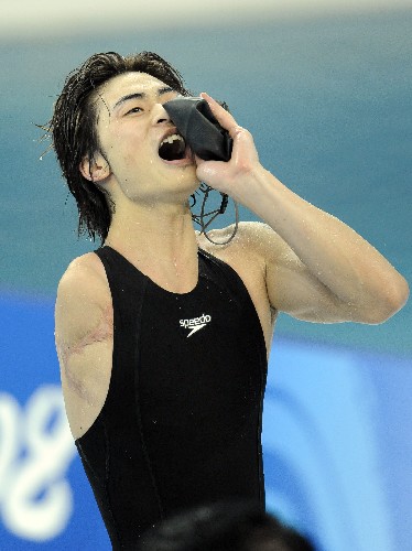 9月8日,中國(guó)選手王曉福在北京2008年殘奧會(huì)S8級(jí)男子100米自由泳決賽后歡呼,他以58秒84的成績(jī)打破殘奧會(huì)紀(jì)錄并獲得金牌。新華社記者 陳凱 攝