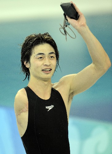 9月8日,中國(guó)選手王曉福在北京2008年殘奧會(huì)S8級(jí)男子100米自由泳決賽后慶祝,他以58秒84的成績(jī)打破殘奧會(huì)紀(jì)錄并獲得金牌。新華社記者 陳凱 攝