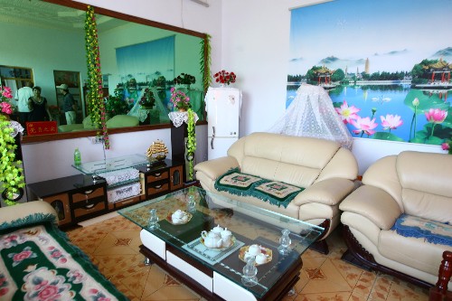 這是寧夏回族自治區(qū)吳忠市農(nóng)村一位村民居所內(nèi)的裝飾(8月17日攝)。新華社記者 高學(xué)余 攝