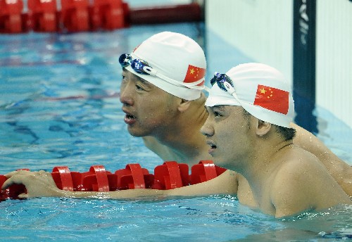 9月13日,中國選手田榮(右)在比賽后與隊(duì)友裴莽觀看成績。新華社記者 陳凱 攝