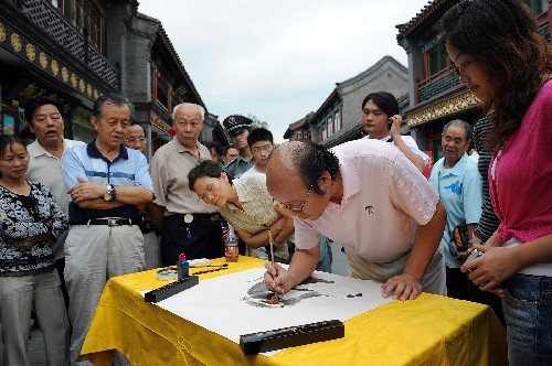 9月12日,“2008琉璃廠中秋筆會”在京城文化名街琉璃廠宏寶堂舉行,北京各界書畫家現(xiàn)場揮毫潑墨,共慶佳節(jié)。新華社記者 張旭 攝