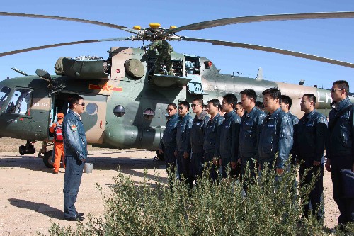 9月26日,在內(nèi)蒙古四子王旗神舟七號飛船主著陸場,空中搜救分隊的直升機轉(zhuǎn)場至回收任務待命區(qū)。這是陸航某團長、特級飛行員蔡有固在進行戰(zhàn)前動員。新華社記者 王建民 攝