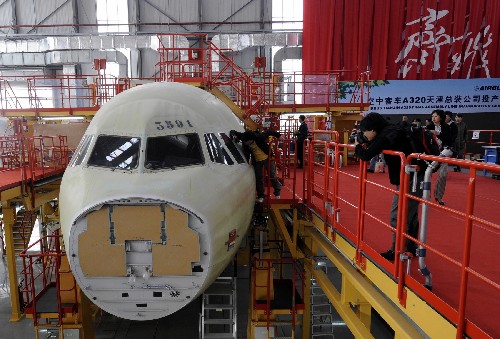 這是天津總裝線正在組裝的第一架飛機(9月28日攝)。9月28日,空中客車A320天津總裝公司在位于天津濱海新區(qū)的總裝廠房舉行投產(chǎn)典禮,標(biāo)志著空中客車A320系列飛機天津總裝線正式投入運營。據(jù)悉,該總裝線是第一個位于歐洲以外的空中客車飛機總裝線,依照空中客車德國漢堡最先進的單通道飛機總裝線進行建設(shè),是目前最先進的單通道飛機總裝線。天津總裝線組裝的第一架飛機將于2009年交付使用??罩锌蛙嘇320系列飛機包括A318、A319、A320和A321等機型,被公認(rèn)為單通道系列飛機的行業(yè)標(biāo)準(zhǔn)。新華社記者 王建華 攝