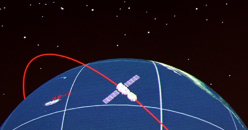9月28日16時45分48秒拍攝的神舟七號載人飛船繞行地球第45圈、即最后一圈時在太空飛行的模擬圖(攝于北京航天飛行控制中心在屏幕)。神舟七號即將返回地面。新華社記者 陳建力 攝