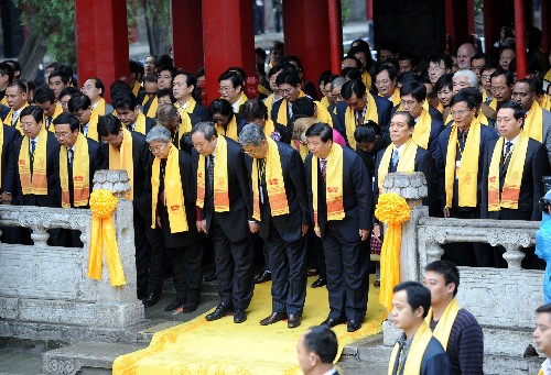 9月28日,華人華僑代表參加祭孔活動(dòng)。當(dāng)日,2008年祭孔大典在山東省曲阜孔廟舉行,來(lái)自世界各地的華人華僑代表以及孔子后裔參加了祭孔大典。新華社記者 范長(zhǎng)國(guó) 攝
