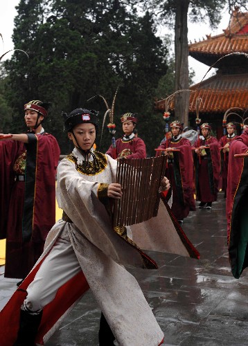 9月28日,在山東曲阜舉行盛大祭孔活動(dòng)中,舞者在表演。新華社記者 范長(zhǎng)國(guó) 攝