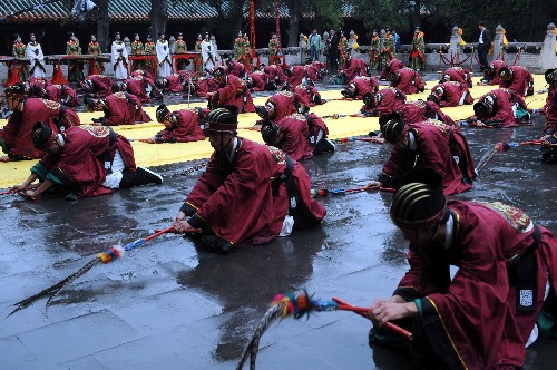 9月28日,在山東曲阜舉行盛大祭孔活動(dòng)中,舞者在表演。新華社記者 范長(zhǎng)國(guó) 攝
