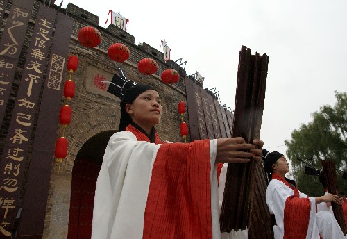 9月28日,祭孔人員身穿古代服飾在曲阜孔廟大成殿前表演祭孔禮樂(lè)。新華社記者 范長(zhǎng)國(guó) 攝