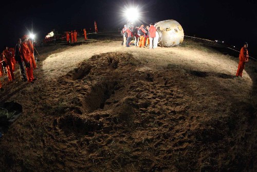9月28日,神七返回艙著陸時(shí)撞擊地面形成的坑。新華社記者 王建民 攝