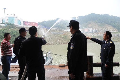 10月6日,秭歸縣地方海事處與長航公安執(zhí)法人員在秭歸港客運(yùn)躉船上檢查消防安全。新華社發(fā)(鄭家裕 攝)