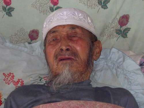圖為甘肅臨夏回族自治州東鄉(xiāng)縣春臺鄉(xiāng)龍甫村119歲老人馬騰?。?008年9月攝)。新華社發(fā)