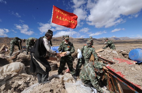 10月10日,武警西藏總隊直屬支隊的官兵幫助拉薩當(dāng)雄縣格達鄉(xiāng)羊易村地震災(zāi)民嘎嘎家清理廢墟。當(dāng)日,武警西藏總隊直屬支隊的100多名官兵在拉薩當(dāng)雄縣格達鄉(xiāng)羊易村地震災(zāi)區(qū)幫助當(dāng)?shù)貫?zāi)民清理廢墟。10月6日當(dāng)雄地震發(fā)生后,武警西藏總隊第一時間派出官兵攜帶帳篷、藥品等物資前往災(zāi)區(qū)救災(zāi),目前已清理廢墟50多處。新華社記者 格桑達瓦 攝