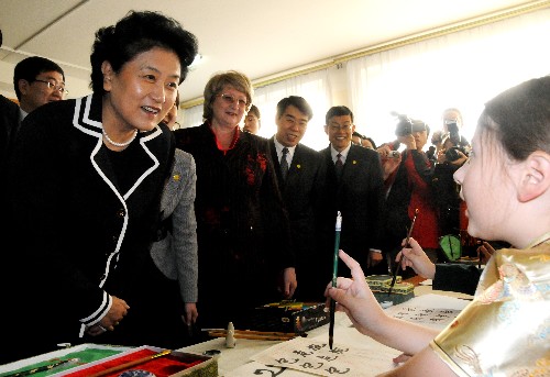 10月27日,中國國務委員劉延東在莫斯科1948中學觀看俄羅斯學生練習漢語書法。新華社記者 趙嘉麟 攝