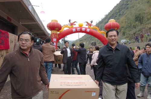 10月28日,天津市援建工作組的同志把捐贈(zèng)給災(zāi)區(qū)群眾的電視送到村民的新家。新華社記者 馮國 攝