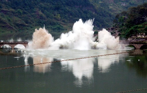 10月28日拍攝的重慶云陽(yáng)南溪大橋爆破拆除瞬間。當(dāng)日上午,重慶市云陽(yáng)縣南溪大橋成功實(shí)施爆破拆除。這是三峽工程展開175米試驗(yàn)性蓄水以來,當(dāng)?shù)卦谌龒{水庫(kù)水位上升過程中首次實(shí)施的爆破清障。爆破拆除的南溪大橋建于1976年,空腹式石拱橋,全長(zhǎng)147米。新華社發(fā)(饒國(guó)君 攝)