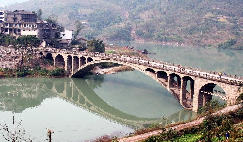 2007年11月7日拍攝的移民清庫(kù)期間的重慶云陽(yáng)南溪大橋。新華社發(fā)(饒國(guó)君 攝)