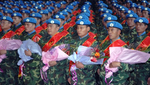 10月29日,中國(guó)第九批赴剛果(金)維和分隊(duì)第一梯隊(duì)官兵乘包機(jī)從銀川河?xùn)|機(jī)場(chǎng)啟程,飛赴剛果(金)執(zhí)行為期8?jìng)€(gè)月的維和任務(wù)。這是蘭州軍區(qū)舉行歡送大會(huì),為即將走出國(guó)門的維和官兵送行。新華社發(fā)(張永進(jìn) 攝)