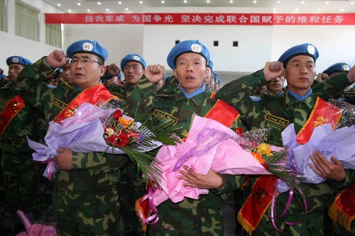 10月29日,中國(guó)第九批赴剛果(金)維和分隊(duì)第一梯隊(duì)官兵乘包機(jī)從銀川河?xùn)|機(jī)場(chǎng)啟程,飛赴剛果(金)執(zhí)行為期8?jìng)€(gè)月的維和任務(wù)。蘭州軍區(qū)舉行歡送大會(huì),為即將走出國(guó)門的維和官兵送行。這是維和官兵在歡送大會(huì)上宣誓。新華社發(fā)(張永進(jìn) 攝)