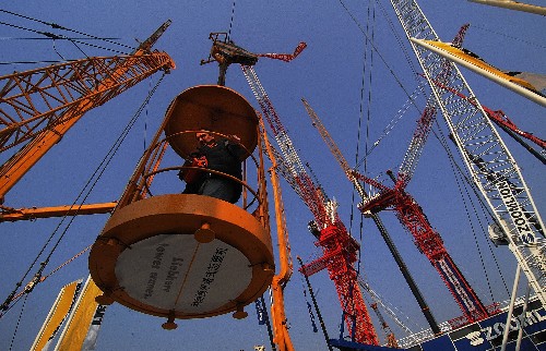 11月25日,在上海舉行的國(guó)際工程機(jī)械博覽會(huì)現(xiàn)場(chǎng),國(guó)外展商團(tuán)的一名工作人員進(jìn)行升降機(jī)操作演示。當(dāng)日,第四屆中國(guó)國(guó)際工程機(jī)械、建材機(jī)械、工程車輛及設(shè)備博覽會(huì)在上海新國(guó)際博覽中心開(kāi)展,來(lái)自30多個(gè)國(guó)家和地區(qū)的1500多名展商參加此次博覽會(huì)。新華社發(fā)(范筱明 攝)